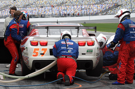 Jan Magnussen ved et pitstop i hans Camaro på Daytona i januar i år.